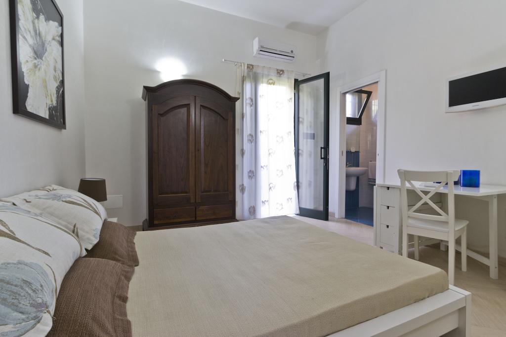 B&B Neptunia fronte mare Torre Specchia Ruggeri Cameră foto