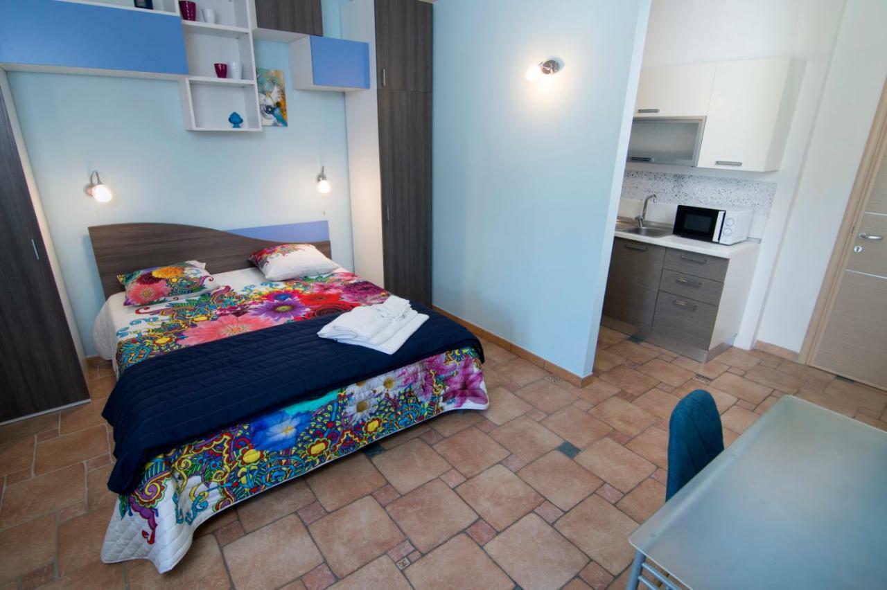 B&B Neptunia fronte mare Torre Specchia Ruggeri Exterior foto